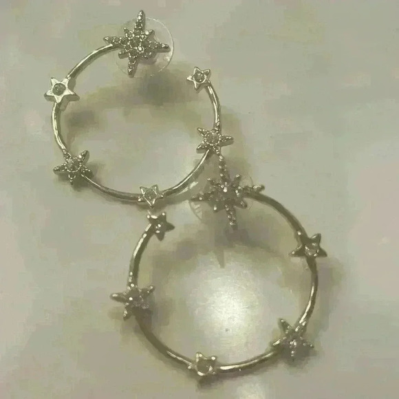 Stella & Dot bypass Star Huggie earrings.🌟 Gold and beautiful details.